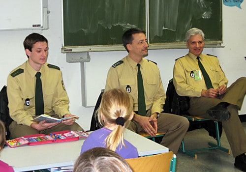 Vorlesestunde mit Polizeibeamten