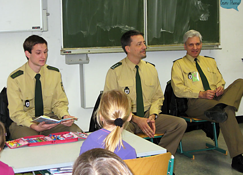 Vorlesestunde mit Polizeibeamten