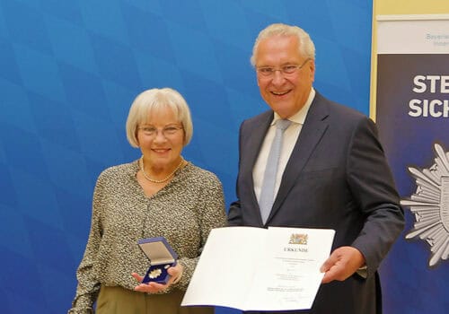 Die Vereinsgründerin Helga Wolf erhielt aus den Händen von Innenminister Joachim Herrmann die Medaille "Stern der Sicherheit" überreicht. 