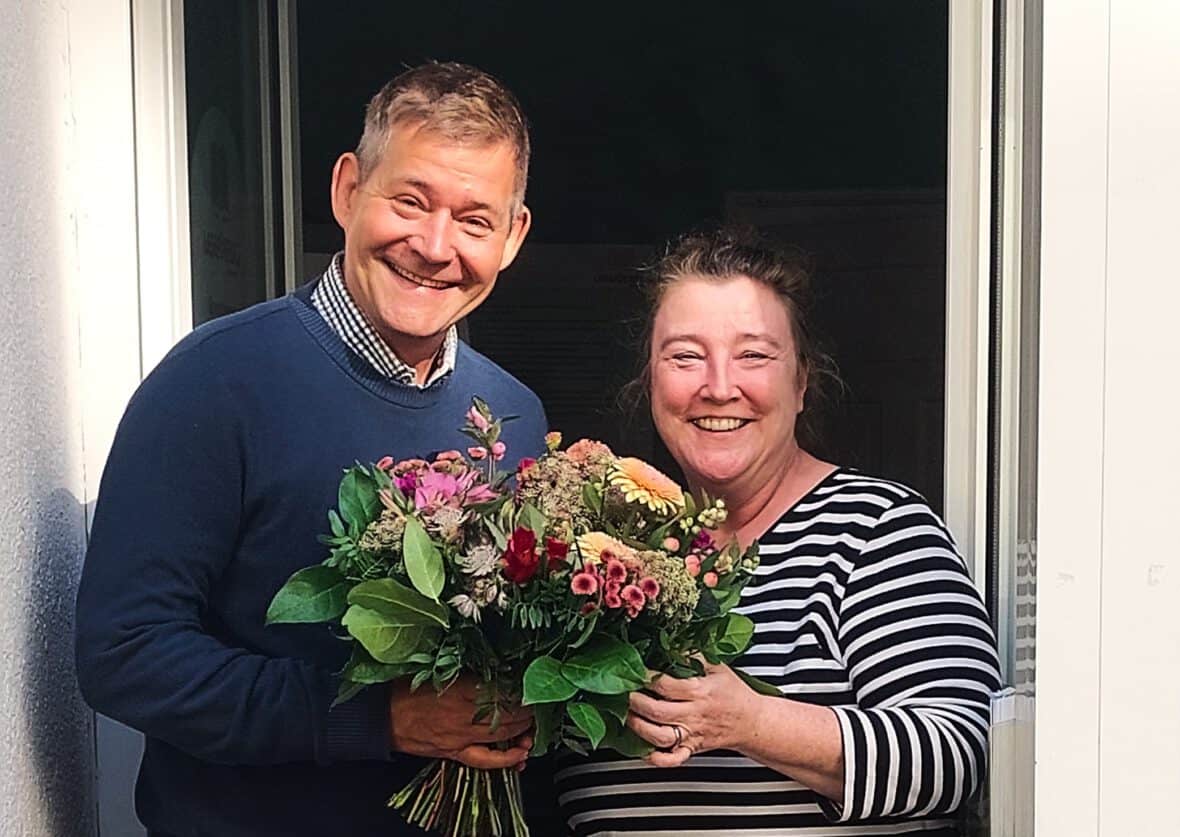 Stefan Inderst begrüßt Michaela Hanauer mit einem Blumenstrauß. Künftig wird sie als zweite Kraft im Büro der Lesefüchse arbeiten. Foto: priv