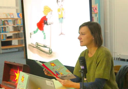 Die Kinderbuchautorin Silke Wolfrum las in der Stadtbibliothek Laim aus eigenen Büchern vor.