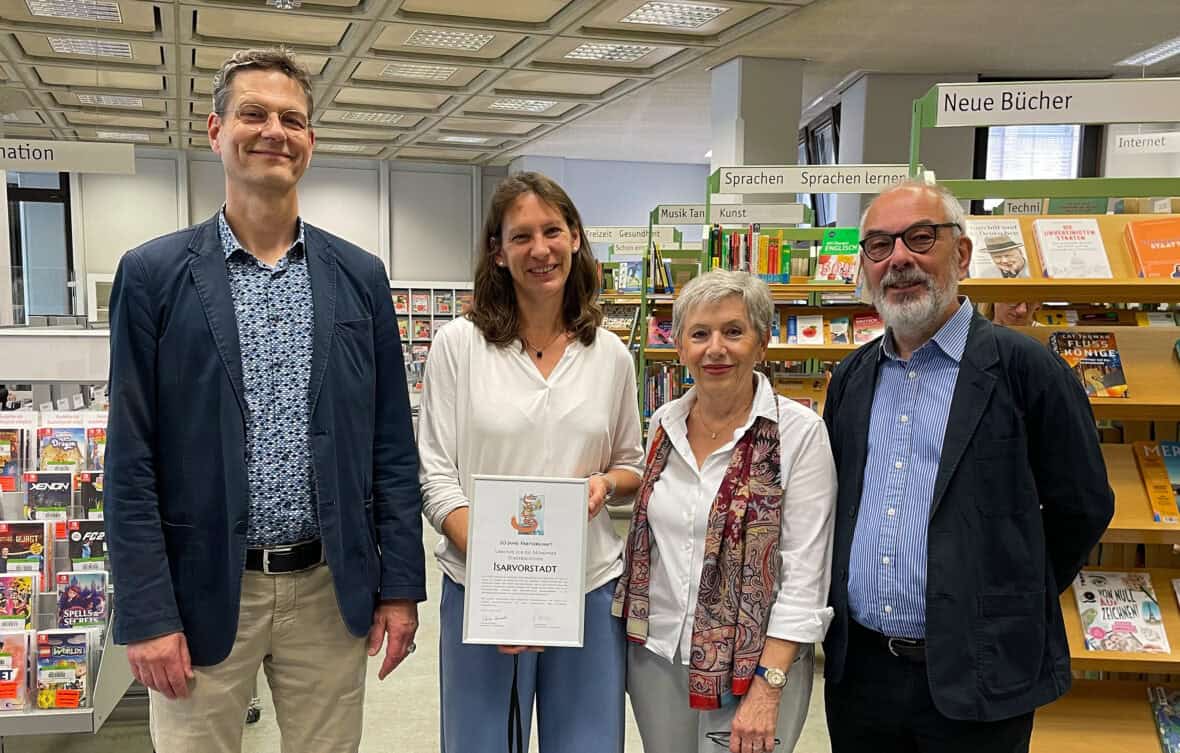Vier Personen, von der Stadtbibliothek und von den Lesefüchsen, kamen in die Stadtbibliothek Isarvorstadt, um die Glückwünschen zum 70-jährigen Bestehen zu überbringen. Foto: priv