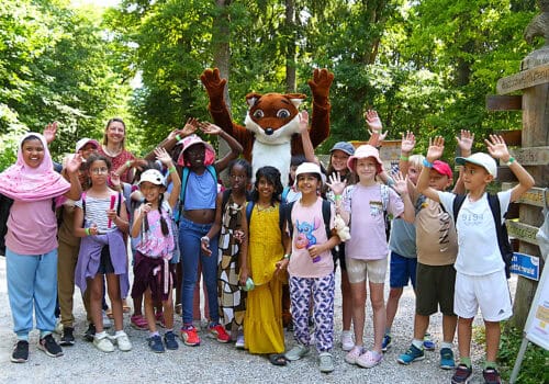 Schülergruppe mit Lesefuchs im Walderlebniszentrum