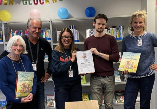 Berg Laim Bibliothek 20 Jahre Jubiläum, Carmen Deiseroth überreicht eine Urkunde