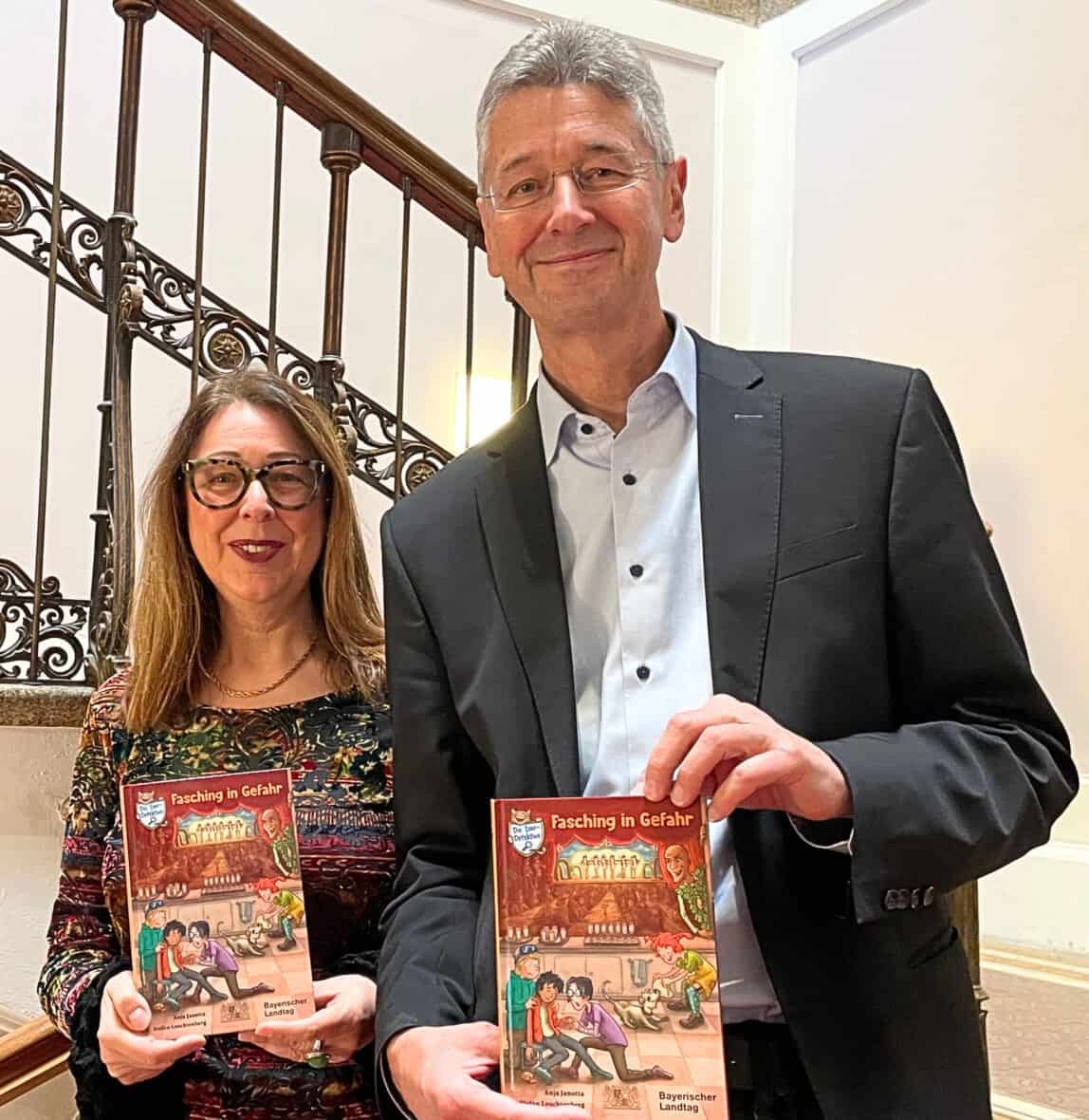 Carmen Deiseroth von den Lesefüchsen erhält ein Buchgeschenk von Prof. Dr. Michael Piazolo