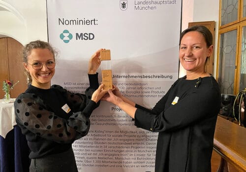 Christina Puchstein und Carolin Lerch von MSD Sharp&Dohme halten den Ehrenpreis für nominierte Münchner Unternehmen.