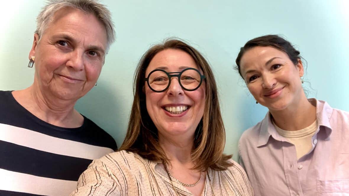 drei Frauen lächeln in die Kamera