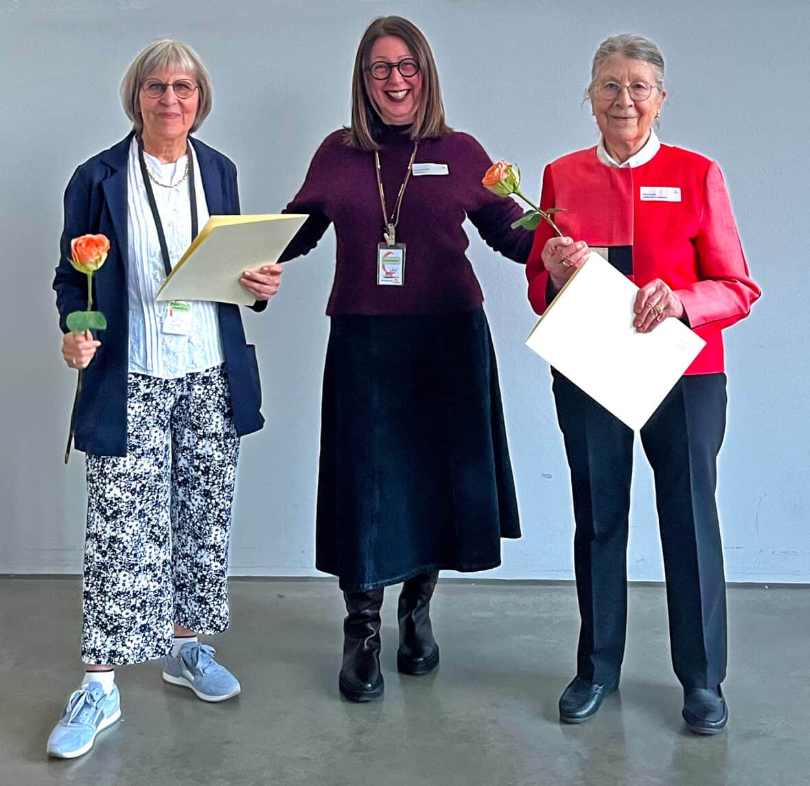 Den beiden Lesefüchsinnen Heidrun Schloendorn (l) und Maria Zundel r) übergab Carmen Deiseroth die Ehrung der Landeshauptstadt "München leuchtet".
