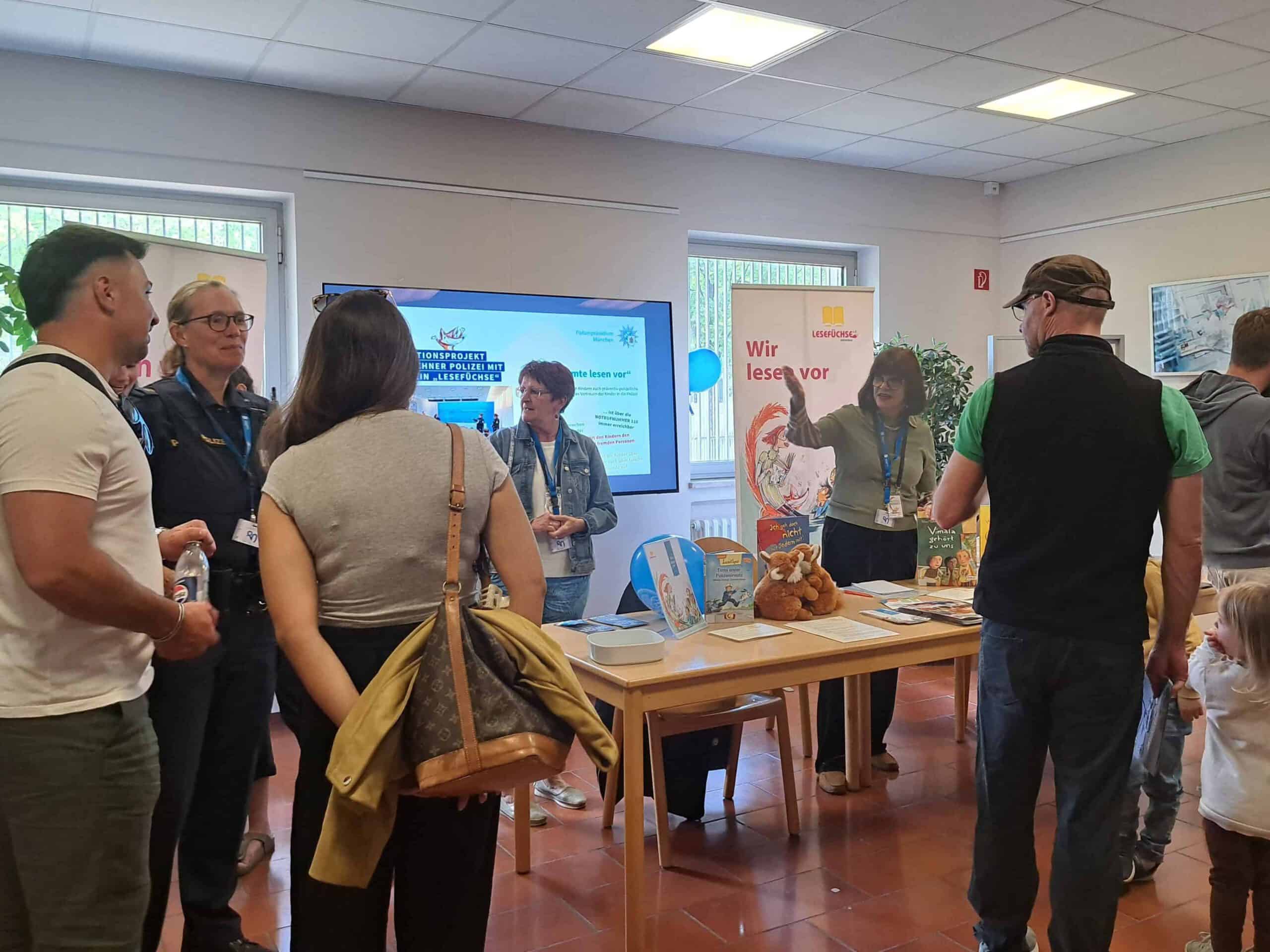 Viele Gäste besuchen den Informationsstand des Lesefüchse e. V. im Bayerischen Landeskriminalamt am 09. Mai 2026.